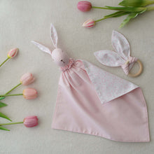Încarcă imaginea în vizualizatorul Galerie, Păturică somn bebe + inel dentiție, Iepuraș Roz, TWINDECO Pink Sleepy Bunny