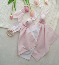 Încarcă imaginea în vizualizatorul Galerie, Păturică somn bebe + inel dentiție, Iepuraș Roz, TWINDECO Pink Sleepy Bunny