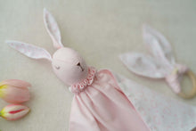 Încarcă imaginea în vizualizatorul Galerie, Păturică somn bebe + inel dentiție, Iepuraș Roz, TWINDECO Pink Sleepy Bunny