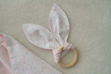 Încarcă imaginea în vizualizatorul Galerie, Păturică somn bebe + inel dentiție, Iepuraș Roz, TWINDECO Pink Sleepy Bunny