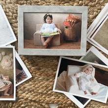 Încarcă imaginea în vizualizatorul Galerie, Ramă foto bebe cutie pentru fotografii Gri Catifea