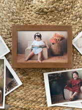 Încarcă imaginea în vizualizatorul Galerie, Ramă foto bebe cutie pentru fotografii Maro Catifea