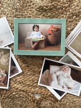 Încarcă imaginea în vizualizatorul Galerie, Ramă foto bebe cutie pentru fotografii Mint Catifea
