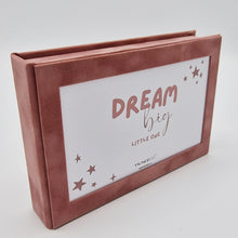 Încarcă imaginea în vizualizatorul Galerie, Ramă foto bebe cutie pentru fotografii Roz Catifea