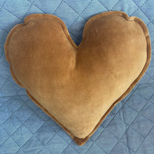 Încarcă imaginea în vizualizatorul Galerie, Pernă Inimă Galben Muștar, TWINDECO Velvet Heart Mustard