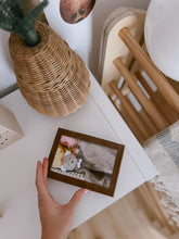 Încarcă imaginea în vizualizatorul Galerie, Cutie pentru fotografii, ramă foto bebe, Maro