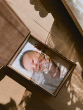 Încarcă imaginea în vizualizatorul Galerie, Cutie pentru fotografii, ramă foto bebe, Maro,