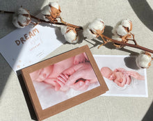 Încarcă imaginea în vizualizatorul Galerie, Cutie pentru fotografii, ramă foto bebe, Maro,