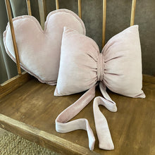 Încarcă imaginea în vizualizatorul Galerie, Pernă Fundă Roz Pudrat, TWINDECO Velvet Dusty Pink Bow Cushion
