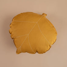 Încarcă imaginea în vizualizatorul Galerie, Pernă decorativă frunză galbenă, TWINDECO Yellow Leaf Pillow
