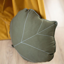 Încarcă imaginea în vizualizatorul Galerie, Pernă decorativă frunză verde