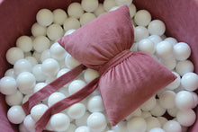 Încarcă imaginea în vizualizatorul Galerie, Pernă Fundă Roz Antic, TWINDECO Velvet Antique Pink Bow Cushion