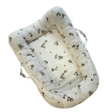 Încarcă imaginea în vizualizatorul Galerie, Baby Nest, alb/frunze maro, cosulet cu manere, TWINDECO
