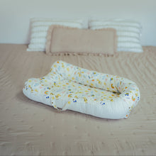 Încarcă imaginea în vizualizatorul Galerie, Baby Nest cu doua fete,  desene creta/alb, cosulet bumbac organic, cu manere, TWINDECO

