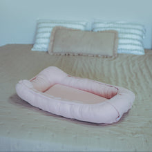 Încarcă imaginea în vizualizatorul Galerie, Baby Nest din Muselina Roz TWINDECO
