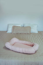 Încarcă imaginea în vizualizatorul Galerie, Baby Nest din Muselina Roz TWINDECO

