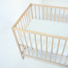Încarcă imaginea în vizualizatorul Galerie, Cearceaf Elastic Impermeabil Alb dublat 2in1, 120x60, bumbac organic cu interior captusit impermeabil
