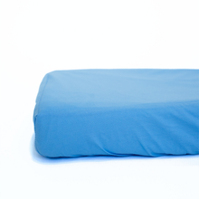 Încarcă imaginea în vizualizatorul Galerie, Cearceaf Elastic Impermeabil Albastru dublat 2in1, 120x60, bumbac organic cu interior captusit impermeabil
