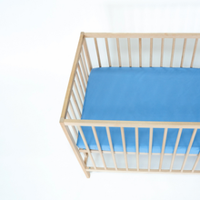 Încarcă imaginea în vizualizatorul Galerie, Cearceaf Elastic Impermeabil Albastru dublat 2in1, 120x60, bumbac organic cu interior captusit impermeabil
