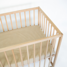 Încarcă imaginea în vizualizatorul Galerie, Cearceaf Elastic Impermeabil Bej dublat 2in1, 120x60, bumbac organic cu interior captusit impermeabill
