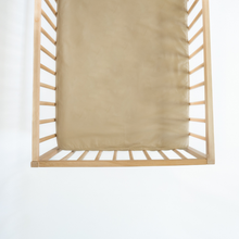 Încarcă imaginea în vizualizatorul Galerie, Cearceaf Elastic Impermeabil Bej dublat 2in1, 120x60, bumbac organic cu interior captusit impermeabill
