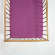 Încarcă imaginea în vizualizatorul Galerie, Cearceaf Elastic Impermeabil Mov dublat 2in1, 120x60, bumbac organic cu interior captusit impermeabil
