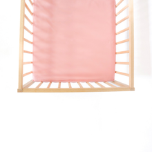 Încarcă imaginea în vizualizatorul Galerie, Cearceaf Elastic Impermeabil Roz dublat 2in1, 120x60, bumbac organic cu interior captusit impermeabil
