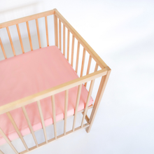 Încarcă imaginea în vizualizatorul Galerie, Cearceaf Elastic Impermeabil Roz dublat 2in1, 120x60, bumbac organic cu interior captusit impermeabil
