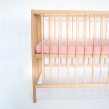 Încarcă imaginea în vizualizatorul Galerie, Cearceaf Elastic Impermeabil Roz dublat 2in1, 120x60, bumbac organic cu interior captusit impermeabil
