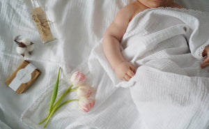 Set Trusou Botez fetiță/băiat, Muselină Albă cu dantelă TWINDECO Pure White Cotton Flower