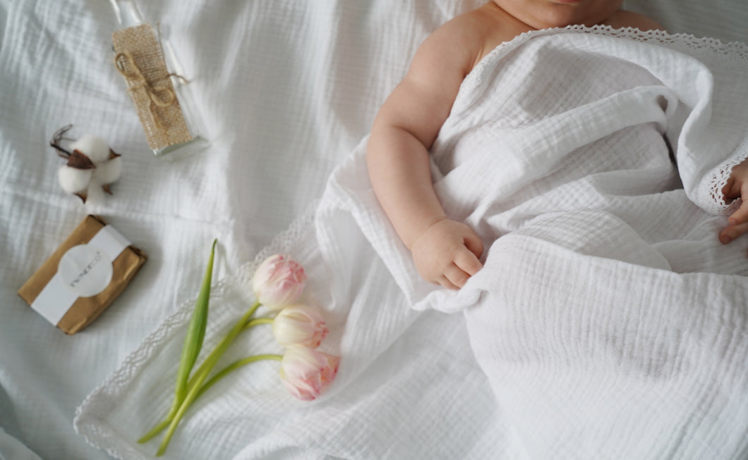 Set Trusou Botez fetiță/băiat, Muselină Albă cu dantelă TWINDECO Pure White Cotton Flower