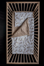 Încarcă imaginea în vizualizatorul Galerie, Set lenjerie bumbac organic, patut 120x60, 3 piese alb cu frunze maro TWINDECO
