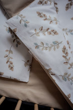 Încarcă imaginea în vizualizatorul Galerie, Set lenjerie bumbac organic, patut 120x60, 3 piese alb cu frunze maro TWINDECO
