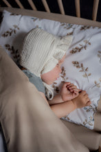 Încarcă imaginea în vizualizatorul Galerie, Set lenjerie bumbac organic, patut 120x60, 3 piese alb cu frunze maro TWINDECO
