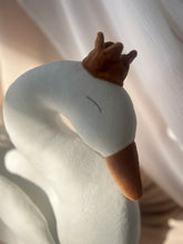 Încarcă imaginea în vizualizatorul Galerie, Jucărie Textilă Lebădă din Catifea, White Swan TWINDECO Serenity
