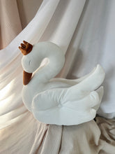 Încarcă imaginea în vizualizatorul Galerie, Jucărie Textilă Lebădă din Catifea, White Swan TWINDECO Serenity
