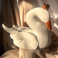 Încarcă imaginea în vizualizatorul Galerie, Jucărie Textilă Lebădă din Catifea, White Swan TWINDECO Serenity
