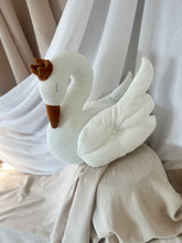 Încarcă imaginea în vizualizatorul Galerie, Jucărie Textilă Lebădă din Catifea, White Swan TWINDECO Serenity
