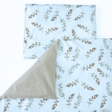 Încarcă imaginea în vizualizatorul Galerie, Set lenjerie bumbac organic, patut 120x60, 3 piese alb cu frunze maro TWINDECO
