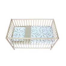 Încarcă imaginea în vizualizatorul Galerie, Set lenjerie bumbac organic, patut 120x60, 3 piese alb cu frunze maro TWINDECO
