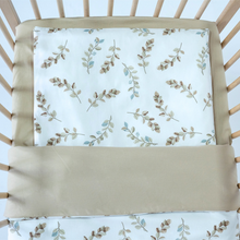 Încarcă imaginea în vizualizatorul Galerie, Set lenjerie bumbac organic, patut 120x60, 3 piese alb cu frunze maro TWINDECO
