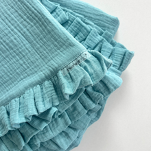 Încarcă imaginea în vizualizatorul Galerie, Păturică muselină cu volănașe, albastru cyan, 90x95cm TWINDECO Cyan Cotton Flower
