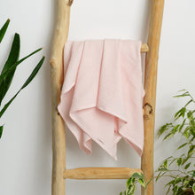 Încarcă imaginea în vizualizatorul Galerie, Păturică muselină Roz Pal, 120x100cm, TWINDECO Light Pink Cotton Flower
