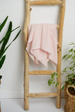 Încarcă imaginea în vizualizatorul Galerie, Păturică muselină Roz Pal, 120x100cm, TWINDECO Light Pink Cotton Flower
