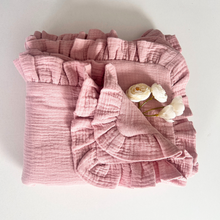Încarcă imaginea în vizualizatorul Galerie, Păturică muselină cu volănașe, Roz Antic, 90x95cm TWINDECO Antique Pink Cotton Flower
