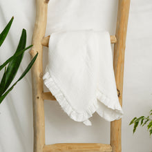 Încarcă imaginea în vizualizatorul Galerie, Păturică muselină cu volănașe, Alb, 90x95cm TWINDECO White Cotton Flower

