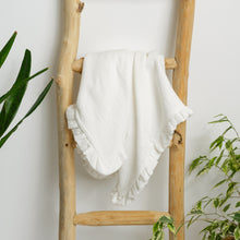 Încarcă imaginea în vizualizatorul Galerie, Păturică muselină cu volănașe, Alb, 90x95cm TWINDECO White Cotton Flower
