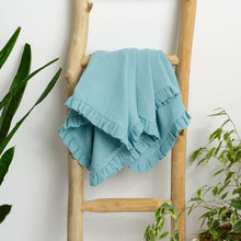 Încarcă imaginea în vizualizatorul Galerie, Păturică muselină cu volănașe, albastru cyan, 90x95cm TWINDECO Cyan Cotton Flower
