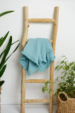 Încarcă imaginea în vizualizatorul Galerie, Păturică muselină cu volănașe, albastru cyan, 90x95cm TWINDECO Cyan Cotton Flower
