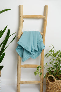 Păturică muselină cu volănașe, albastru cyan, 90x95cm TWINDECO Cyan Cotton Flower
